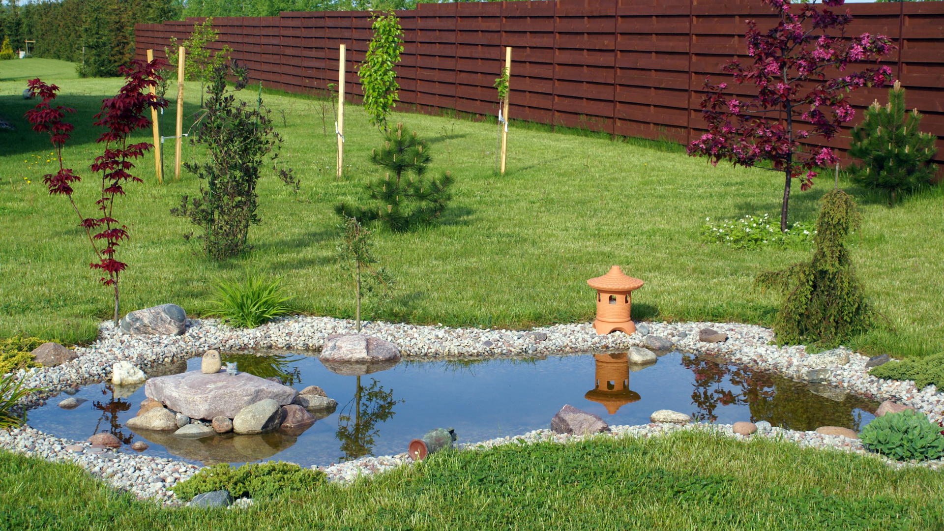 גינה של בית פרטי עם ערוגות ורדים.